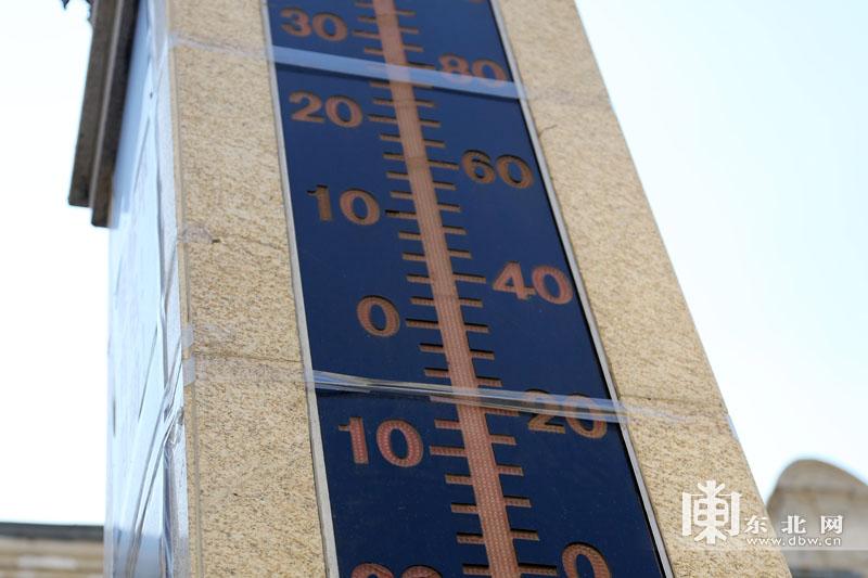哈尔滨街头一巨型温度计1.jpg